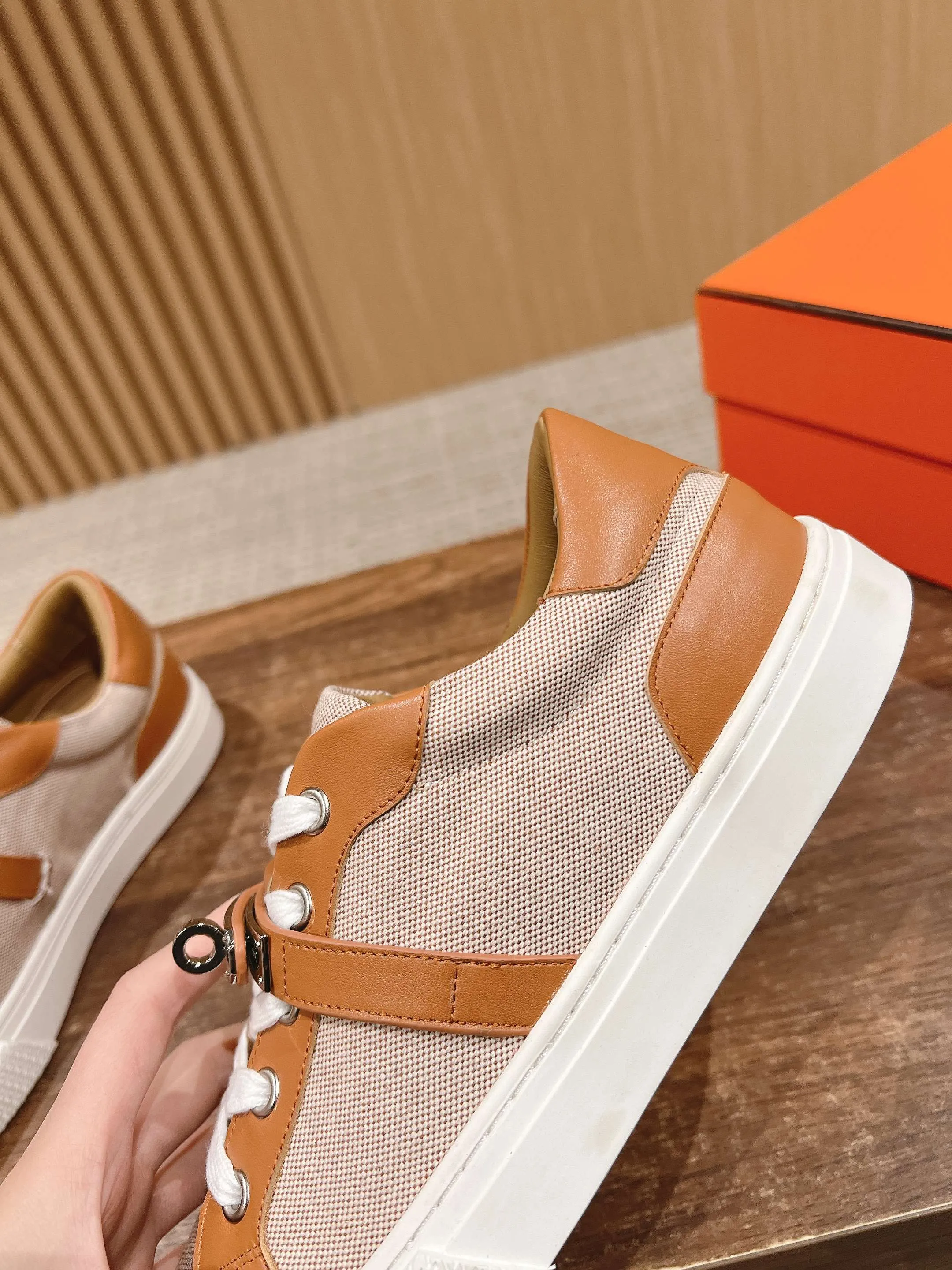 👟👟Ex-factory price 520👟👟 [Cloth cover] 🍓𝐇𝐄𝐑𝐌𝐄𝐒 Hermès classic couple model #𝐊𝐞𝐥𝐥𝐲 buckle casual white shoes skateboard shoes, no shoes collision at all, full of unknown Hermès It’s rare to find flat casual shoes, and they come with classic palladium-plated Kelly shoe buckles! People will fall in love with it at first glance. It is very versatile ~ you can wear it with skirts and pants at will. 🉑️Close your eyes and look super noble. ❥ MATERIAL Specific cowhide/canvas material, sheepskin lining, original molded TPU outsole Size: 35-44